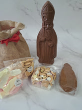 Load image into Gallery viewer, “Grote chocolade Sinterklaas met guimauves, nic-nackoekjes en speculoos naast een jute geschenkzak.”