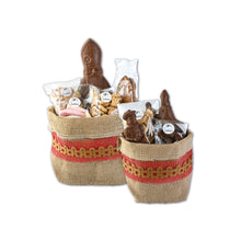 Load image into Gallery viewer, “Grote en kleine jute geschenkzak met chocoladefiguren en sinterklaaslekkernijen van Chocolaterie Ledoux.”