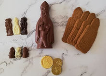 Load image into Gallery viewer, “Chocolade Sint met vier speculoosfiguren, kleine chocoladefiguurtjes en goudkleurig verpakte chocolademunten.”