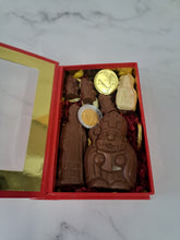 Load image into Gallery viewer, “Open Boek van de Sint met chocoladefiguren, sintpralines, caraques en verpakte chocolademuntjes.”