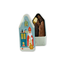 Afbeelding in Gallery-weergave laden, "Huisvormig Sinthuis-blik gevuld met chocoladefiguren, met een kleurrijke Sinterklaas op het deksel.”