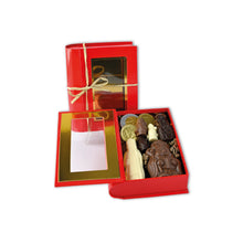 Load image into Gallery viewer, “Open en gesloten rode boekvormige geschenkdoos met sintchocolade en chocolademuntjes, met een gouden strik op de gesloten doos.”