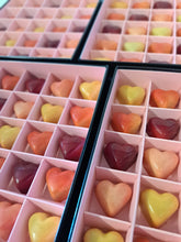 Load image into Gallery viewer, Doos met 25 ambachtelijke pralines uit eigen atelier – bordeaux, donkerrood, roze en lichtpaarse varianten – ideaal als cadeau