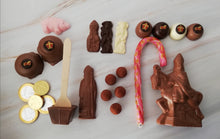 Load image into Gallery viewer, “Chocolade Sint te paard met Sintfiguurtjes, pralines, chocolademunten, chocostick en roze snoepstok voor een witte geschenkdoos.”