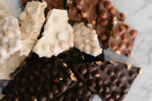 Afbeelding in Gallery-weergave laden, Chocoladestukken met walnoten en hazelnoten

