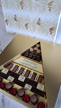 Charger l&#39;image dans la galerie, Christmastreebox van Choc Ledoux feestelijk onder de kerstboom, perfect als gepersonaliseerd kerstcadeau
