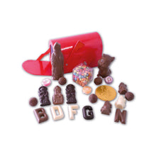 Afbeelding in Gallery-weergave laden, “Rode Sint-mailbox met chocoladefiguren, chocoladeletters, pralines, snoepjes en een gouden chocolademunt.”
