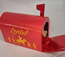 Afbeelding in Gallery-weergave laden, “Rode Sint-mailbox met de naam Lentel, gouden silhouetten van Sint en Pieten en een geopend deurtje.”
