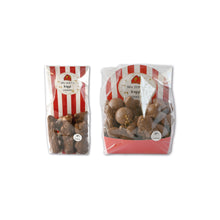 Load image into Gallery viewer, 1.	“Verpakkingen van 250 en 500 gram met holle chocolade Sintfiguurtjes naast elkaar, met rood-witte Sintkaarten.”
