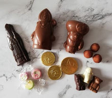 Load image into Gallery viewer, “Chocolade Sint en Piet met een platte Sintfiguur, kleine chocoladefiguren, muntjes, snoepjes en marsepeinpatatjes.”
