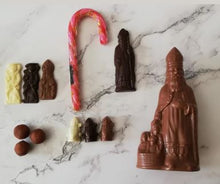 Load image into Gallery viewer, “Chocolade Sint met kleine figuren in melk, puur en wit, marsepeinpatatjes, platte Sintfiguur en roze zuurstok.”
