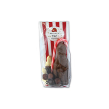 Load image into Gallery viewer, “Transparant Sintpakket met chocolade Sint, kleine chocoladefiguren, marsepeinpatatjes en rood-witte zuurstok.”
