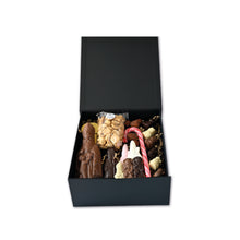 Load image into Gallery viewer, “Open Sintpostbox met chocolade Sint, zakje koekjes, guimauves, kleine chocoladefiguren en marsepeinpatatjes tussen papieren opvulmateriaal.”

