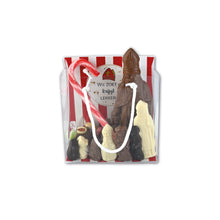 Load image into Gallery viewer, “Transparant geschenktasje met chocolade Sint, rood-witte zuurstok, kleine chocoladefiguren en snoepgoed.”
