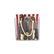 Load image into Gallery viewer, “Transparant geschenktasje met witte koordhengsels, chocolade Sint, verpakte speculoos, kleine chocoladefiguren en muntjes.”
