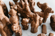 Load image into Gallery viewer, “Assortiment chocoladefiguurtjes met Sinterklaas te paard, Piet en dierenfiguren, rechtop op een lichte ondergrond.”
