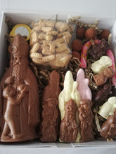 Load image into Gallery viewer, “Chocolade Sint met kleine chocoladefiguren, roze en witte guimauves, chocolademunten, marsepeinpatatjes en een roze snoepstok.”
