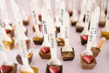 Afbeelding in Gallery-weergave laden, Assortiment van ambachtelijke chocosticks – klassieke, kruidige, pittige en amaretto smaken voor warme chocolademelk
